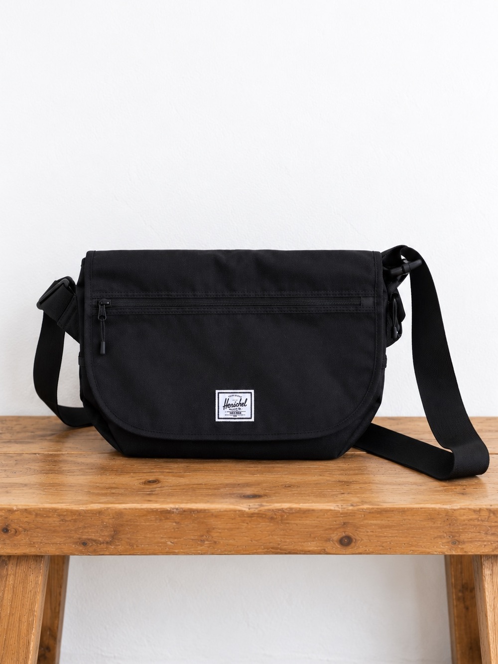 Herschel Grade Mid-Volume Black Messenger Bag NWT